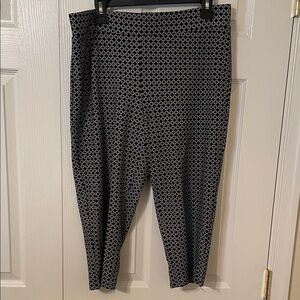 Liz Claiborne Black and White Patterned Capris